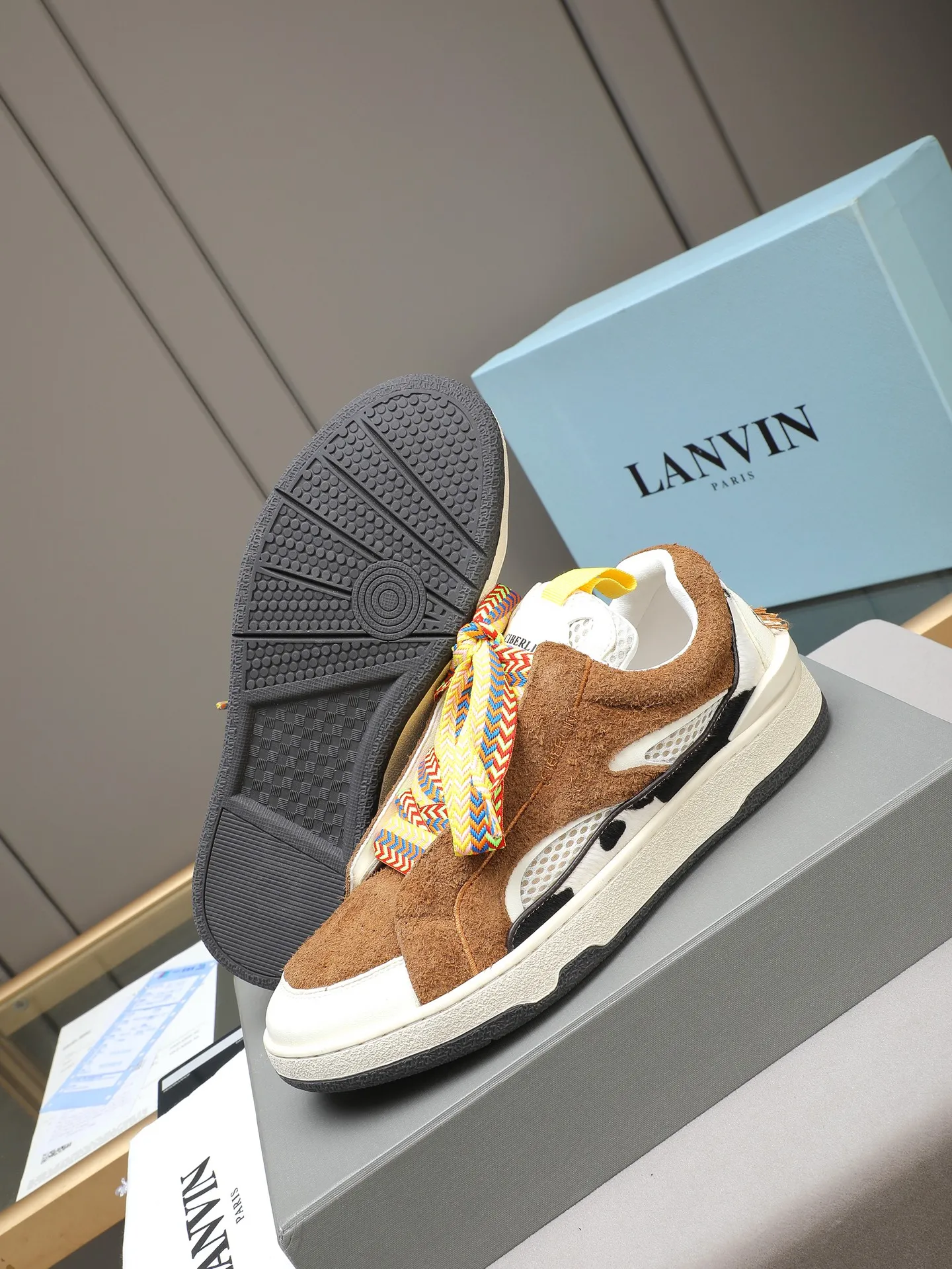 Men's shoes 💰640 [LANVIN] The latest fashionable item! High quality CLAY series‼ ️ The latest trendy products of the season 🌈Many bloggers have planted grass and purchased the original open-mold customization. The upper and outsole are sewn with mark threads without edge sealing. Multiple material splicing combination design. Very versatile for fashionable and casual wear. Comfortable on the feet. Self-recommended. Upper cowhide + cow suede + breathable mesh lining. Foot-padding cowhide. Exclusive original open-mold clear logo rubber outsole ⚠️38-44 (customized for 45)